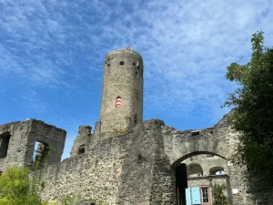 Die Burg Eppstein unter blauem Himmel